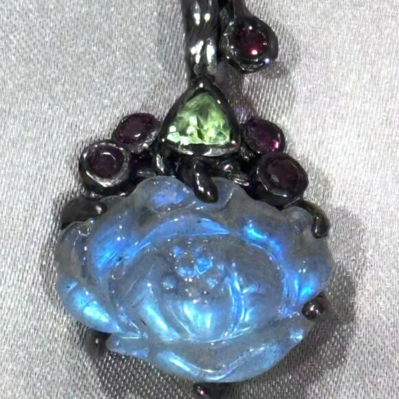 Lovely Natural Carved Labradorite Pendant in Black Rhodium Plated 925 Silver - Picture 3 of 5